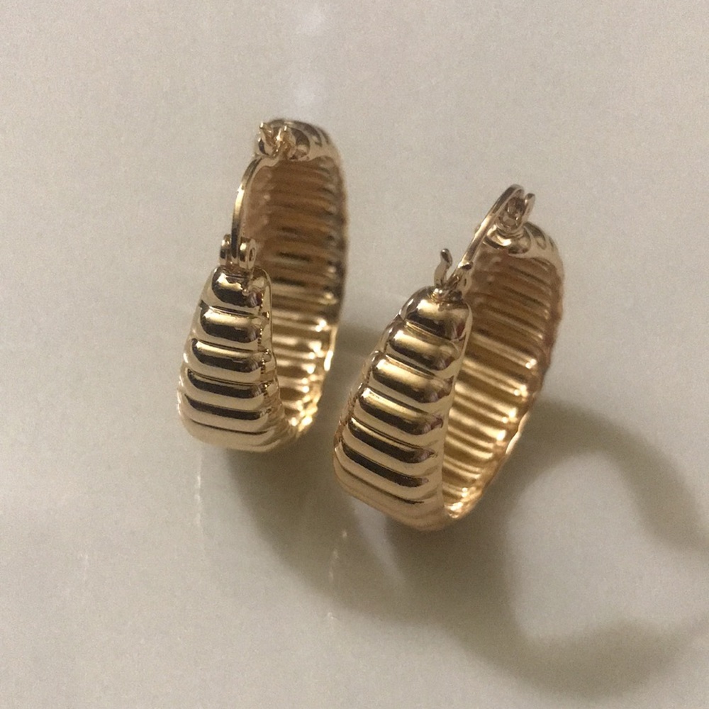 Round gold earrings with nice design
